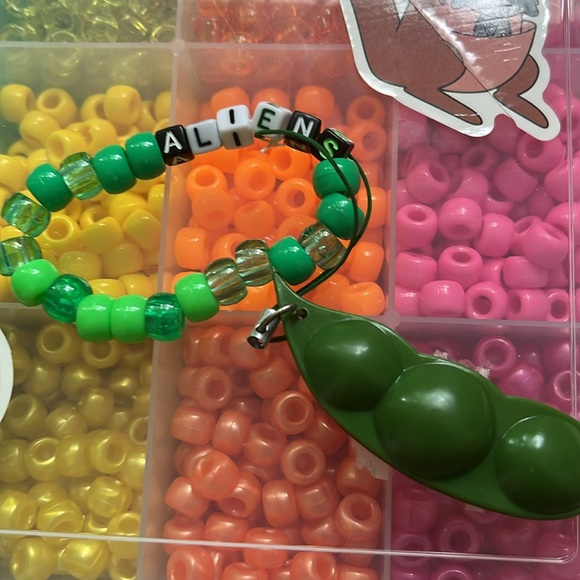“Aliens” Rave bracket with pea keychain. - Picture 5 of 5